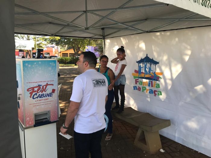 FAMÍLIA NA PRAÇA REÚNE CENTENAS DE PESSOAS.